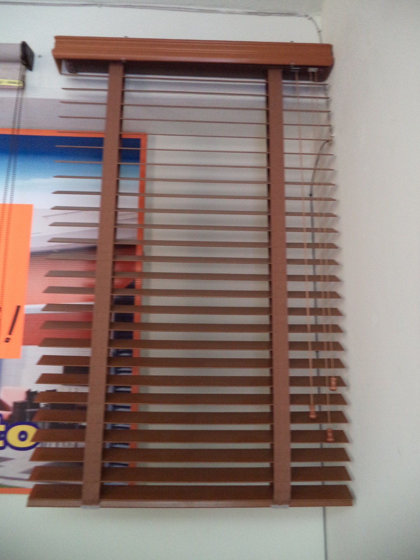 persiana horizontal de madera de 2 pulgadas.